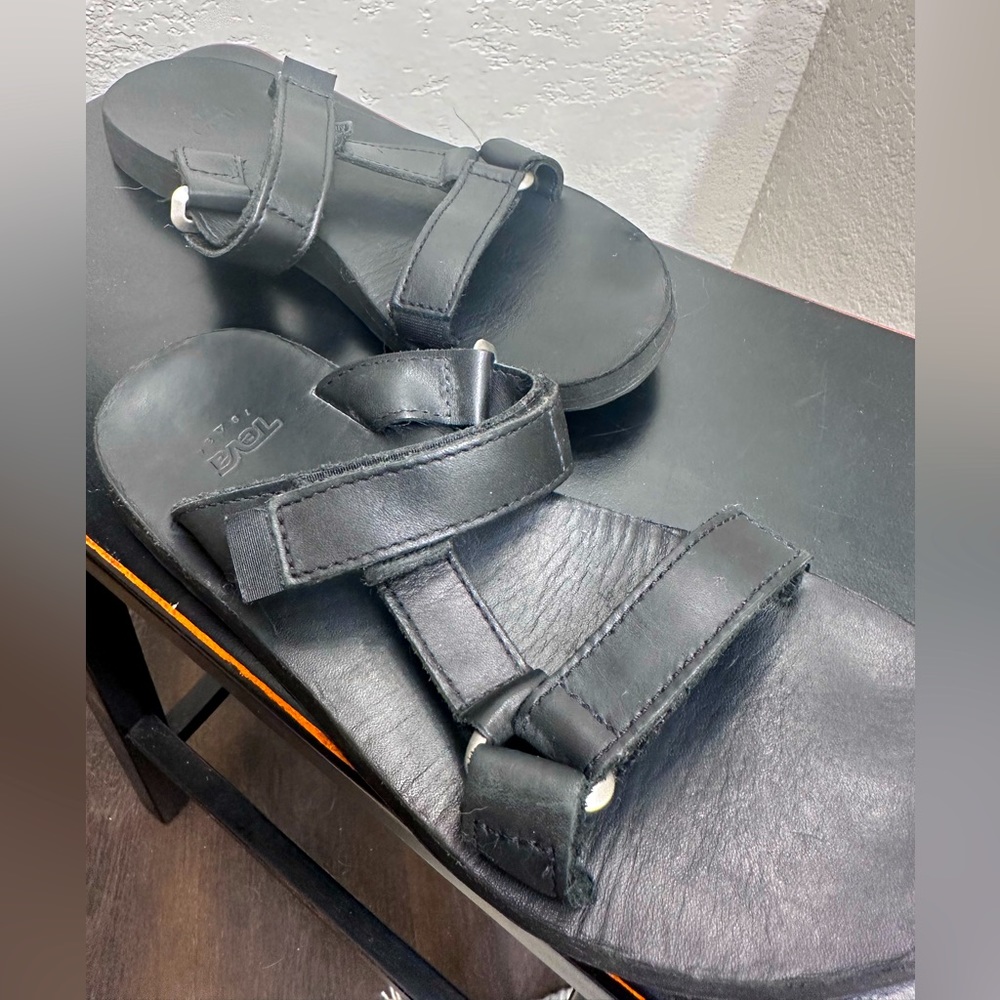 Women’s Teva Slip On Black Leather Size 8
